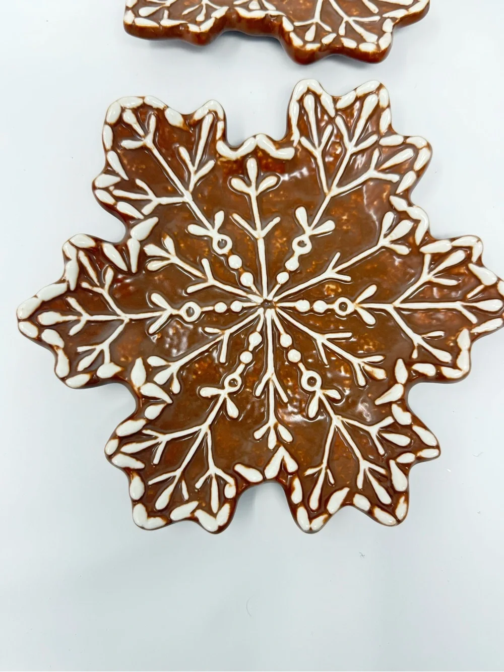 Pottery Barn Gingerbread Snowflake Stoneware Appetizer Plates – Set of 4 NEW
